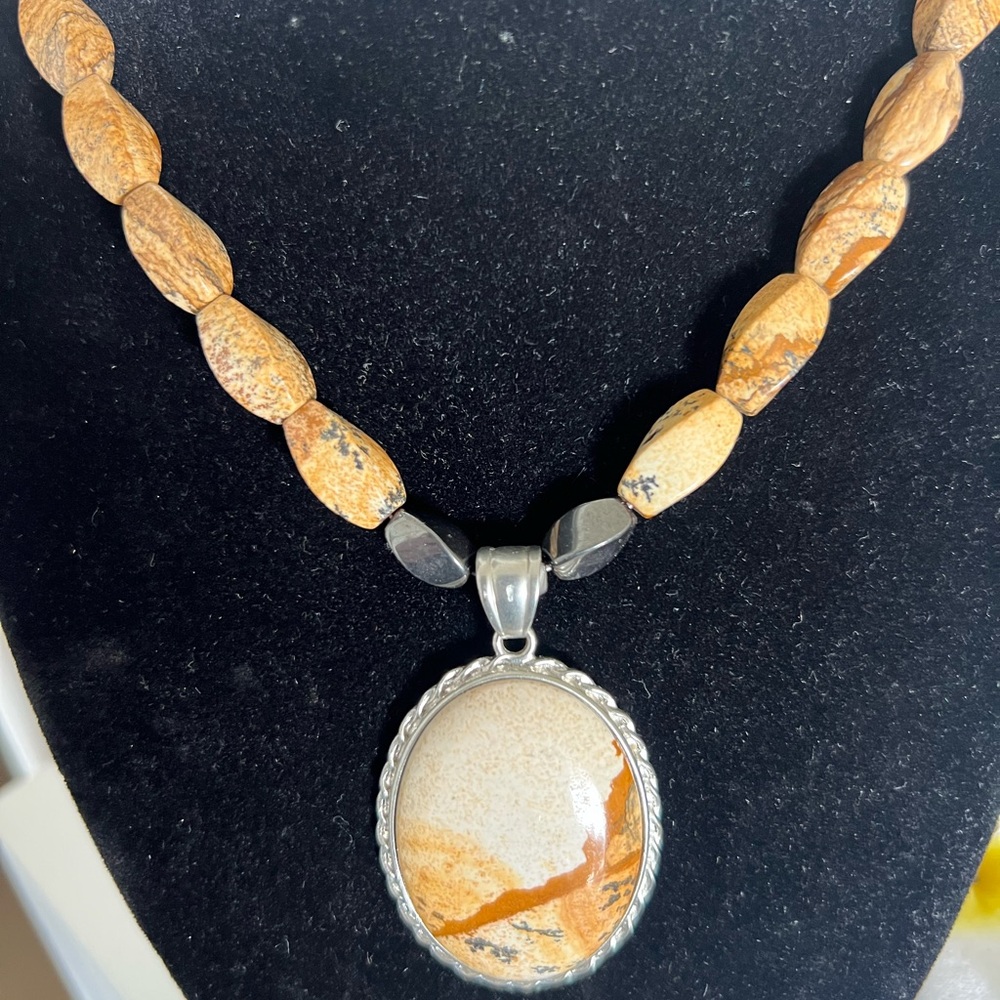 Beautiful necklace, magnetic clasps